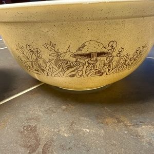 Vintage set of 2 PYREX Forest Fancies Mushrooms Mixing Bowls